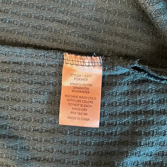 Shelia Rose Waffle Textured V-Neck Top in Green Size XL - Picture 6 of 6